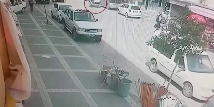 Elektrikli scooterin yayaya çarptığı anlar kamerada
