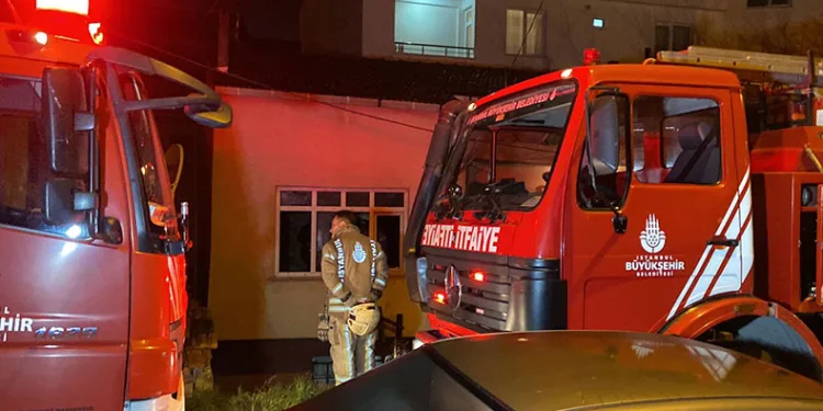 2 katlı binanın giriş katında korkutan yangın