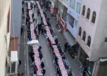 Mahalle gençleri bin kişilik iftar verdi