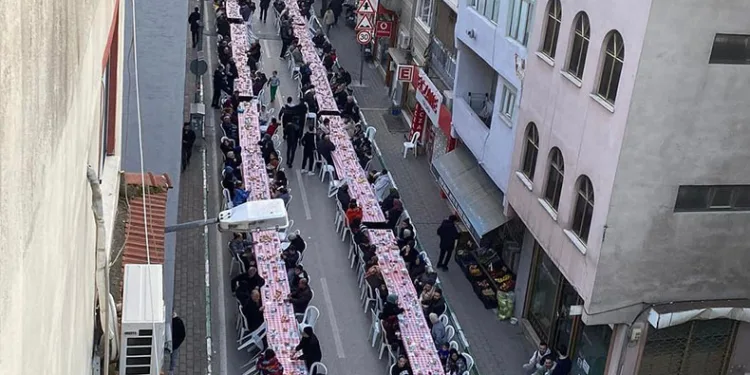 Mahalle gençleri bin kişilik iftar verdi