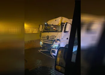 Tır elektrik direğine çarptı
