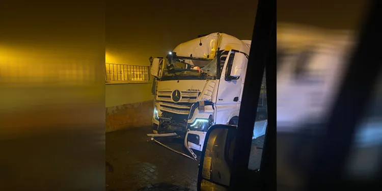 Tır elektrik direğine çarptı