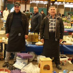 Nilüfer Belediyesi üretici esnafa pazar önlüğü dağıttı