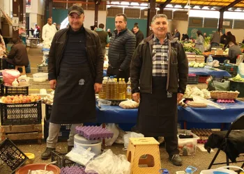 Nilüfer Belediyesi üretici esnafa pazar önlüğü dağıttı
