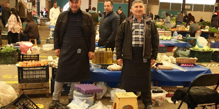 Nilüfer Belediyesi üretici esnafa pazar önlüğü dağıttı