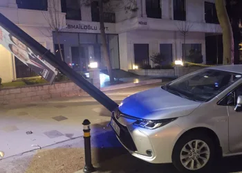 Kontrolden çıkan araç park halindeki otomobile çarptı