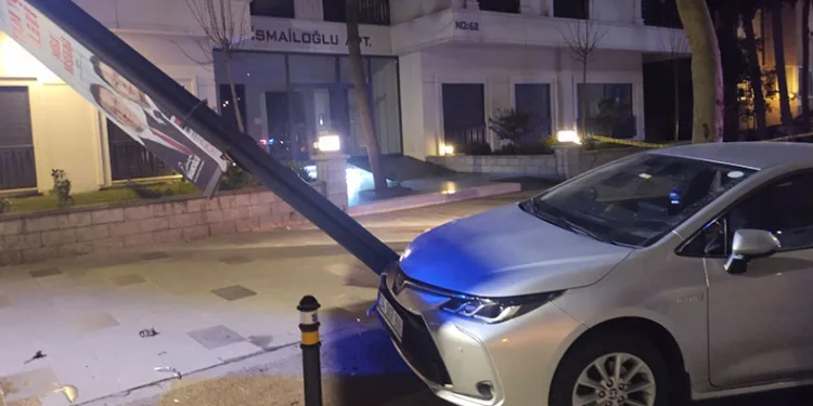 Kontrolden çıkan araç park halindeki otomobile çarptı