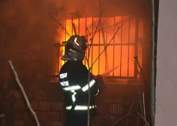 Ev yangını mahalleliyi sokağa döktü