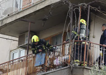 İtfaiyenin çalışmasını, tehlikeye aldırmadan çatıdan izledi