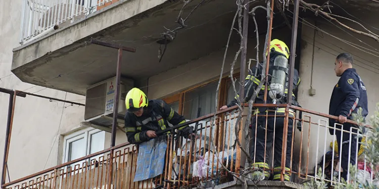 İtfaiyenin çalışmasını, tehlikeye aldırmadan çatıdan izledi