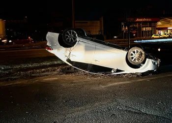 Takla atan otomobilden burnu bile kanamdan çıktı