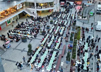 İzmitliler belediye meydanında buluştu