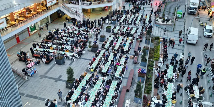 İzmitliler belediye meydanında buluştu