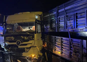 Tır bariyerlere çarptı: 1 yaralı