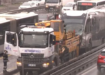 Avcılar’da iki metrobüs çarpıştı