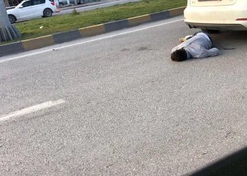 Üstgeçidi kullanmayan genç otomobilin çarpmasıyla metrelerce uçtu