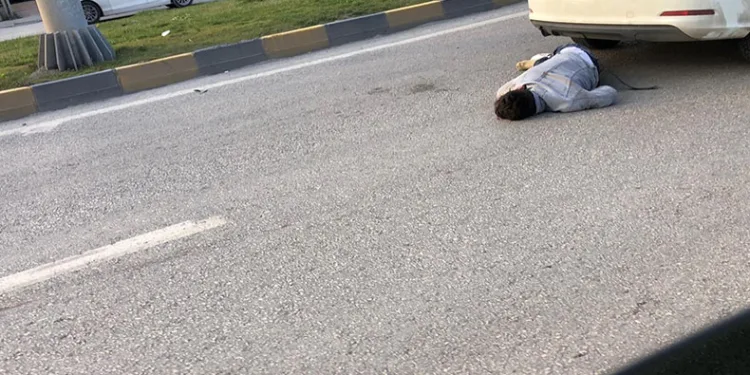 Üstgeçidi kullanmayan genç otomobilin çarpmasıyla metrelerce uçtu
