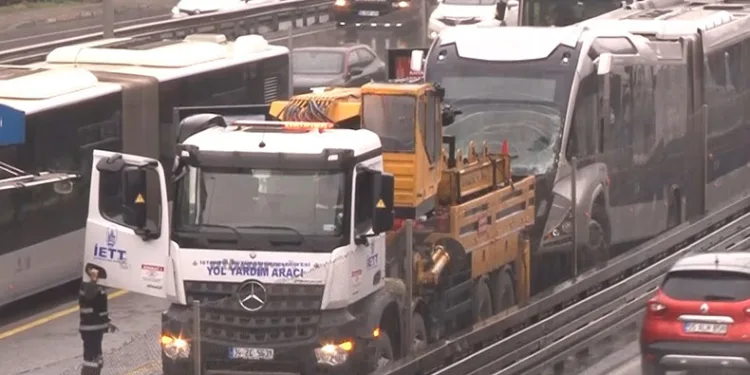 Avcılar’da iki metrobüs çarpıştı