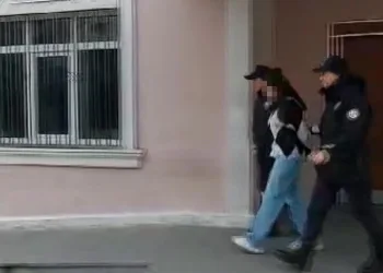 Yeni doğurduğu bebeği birinci kattan attı