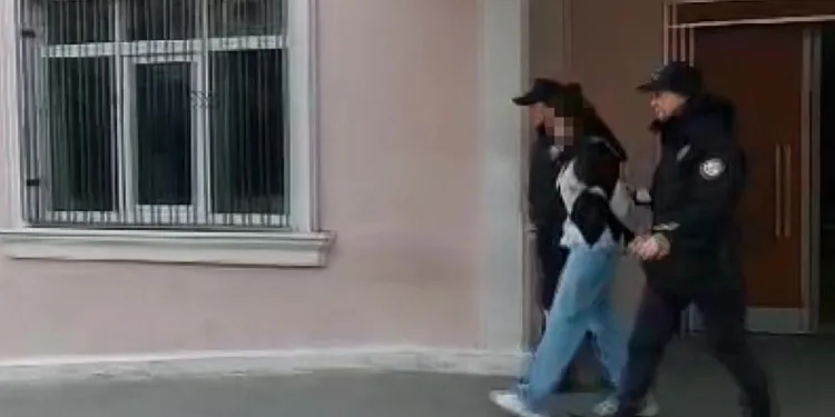 Yeni doğurduğu bebeği birinci kattan attı