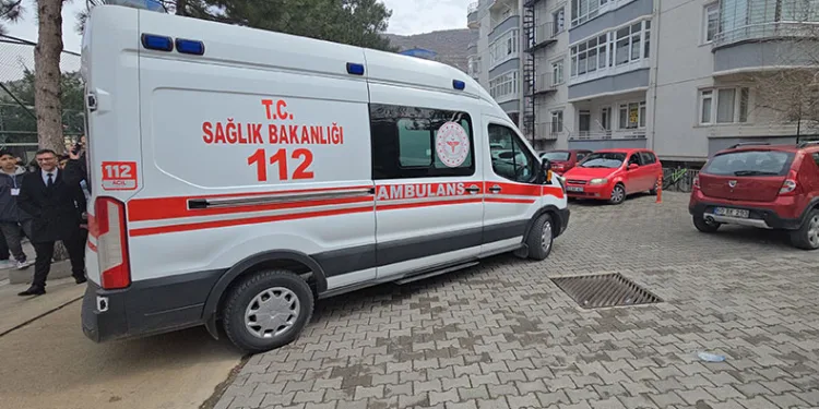 Gıda zehirlenmesi şüphesiyle 6 öğrenci hastanelik oldu