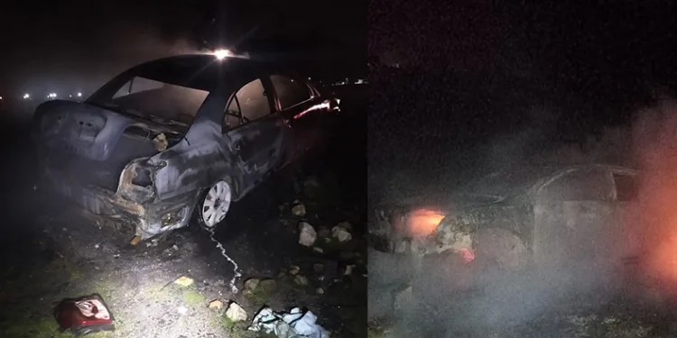 Araziye bırakılan otomobil yanarak kullanılamaz hale geldi