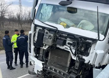 D100 karayolunda lastikleri patlayan tır su kanalına düştü
