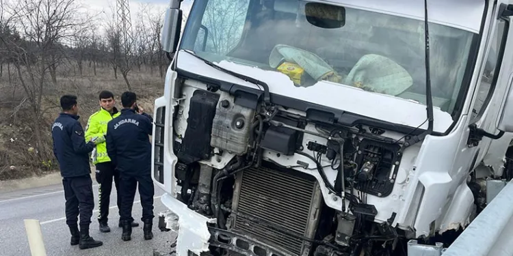 D100 karayolunda lastikleri patlayan tır su kanalına düştü