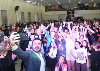Kestel’de kadınlar, matinede doyasıya eğlendi