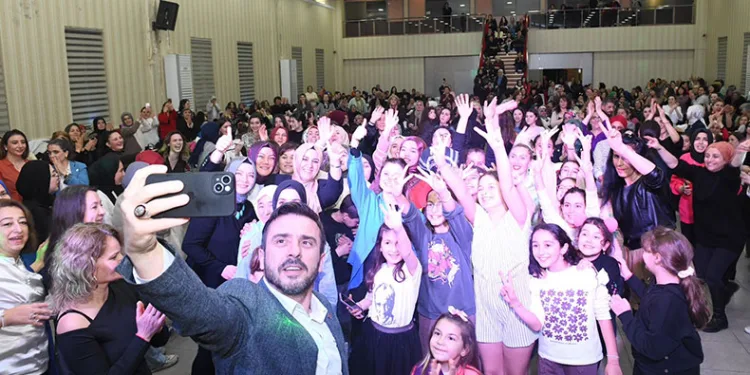 Kestel’de kadınlar, matinede doyasıya eğlendi
