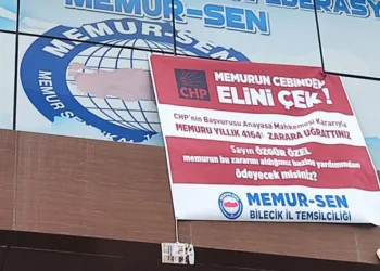 Özgür Özel’e pankartlı protesto