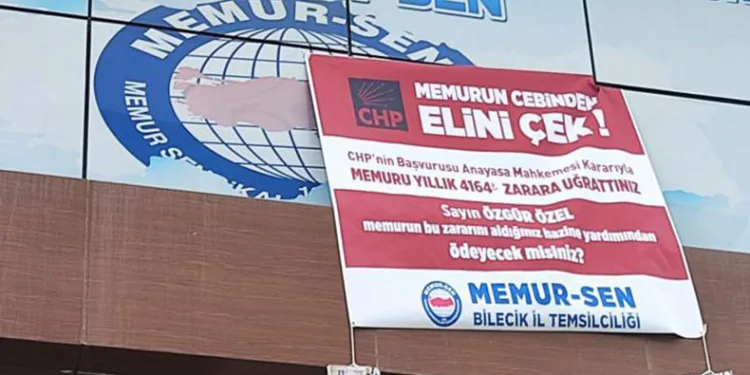 Özgür Özel’e pankartlı protesto