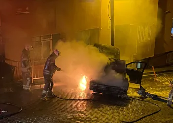 Kağıthane’de park halindeki araç alev alev yandı
