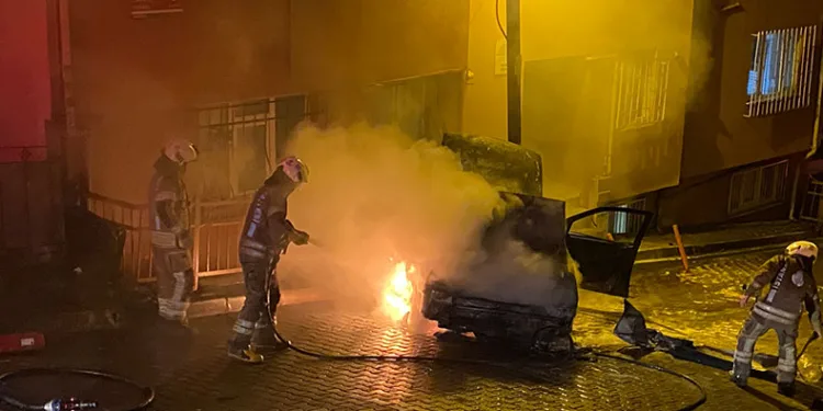 Kağıthane’de park halindeki araç alev alev yandı