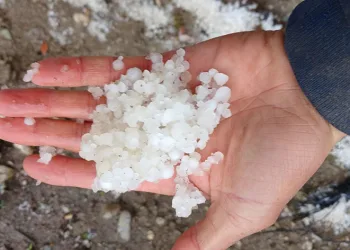 Leblebi büyüklüğünde dolu yağdı