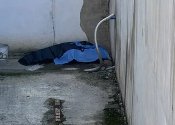 Duvardan düşen genç kadın hayatını kaybetti