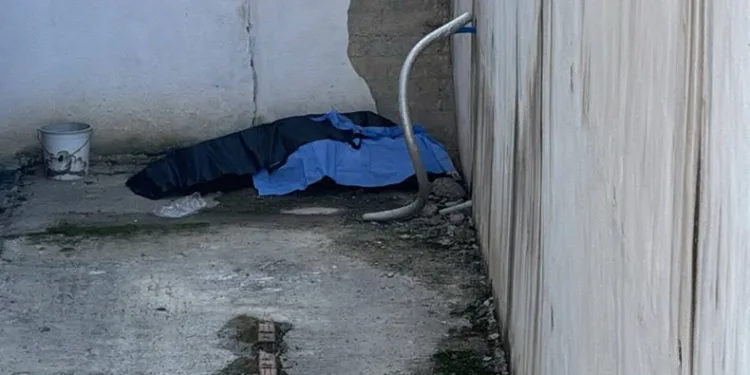 Duvardan düşen genç kadın hayatını kaybetti