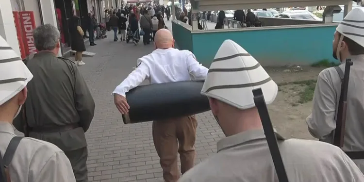 Sırtındaki top mermisi ile metroya bindi