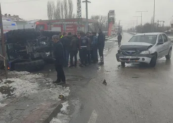 Malazgirt’te traktör ile otomobil çarpıştı