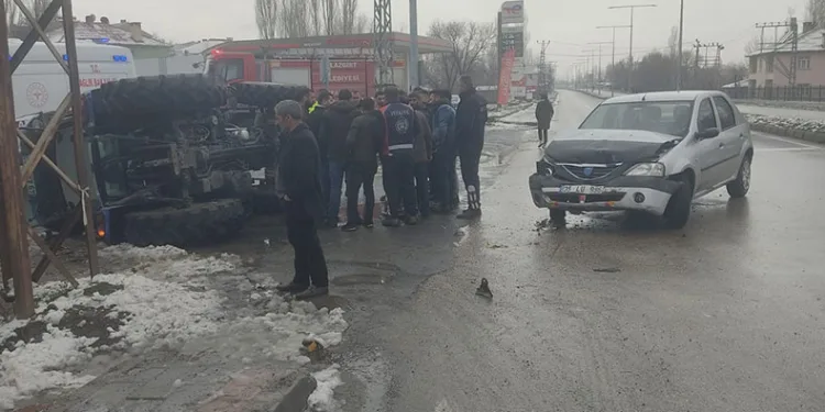Malazgirt’te traktör ile otomobil çarpıştı