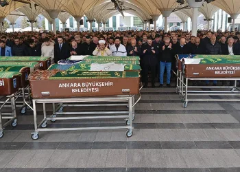 Öldürülen anne ile oğlu son yolculuğuna uğurlandı