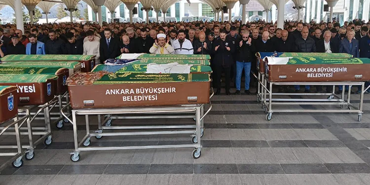 Öldürülen anne ile oğlu son yolculuğuna uğurlandı
