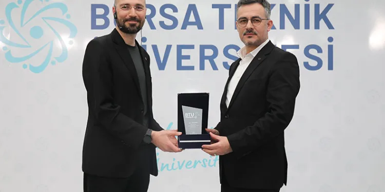 İletişimci Dr. Halid Özgür: “İyi sunan kazanır”