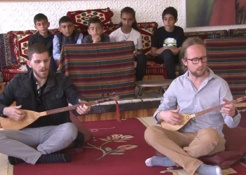 Bağlama aşığı iki Amerikalı