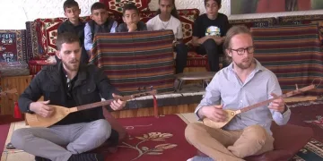 Bağlama aşığı iki Amerikalı