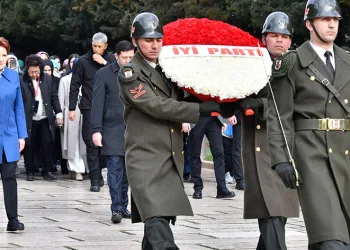 Akşener, Anıtkabir’i ziyaret etti