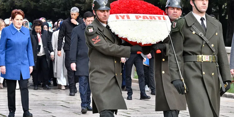 Akşener, Anıtkabir’i ziyaret etti