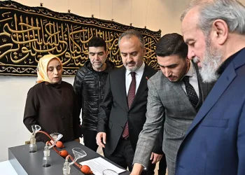 Alinur Aktaş Kâbe örtüleri sergisini gezdi