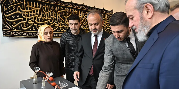 Alinur Aktaş Kâbe örtüleri sergisini gezdi