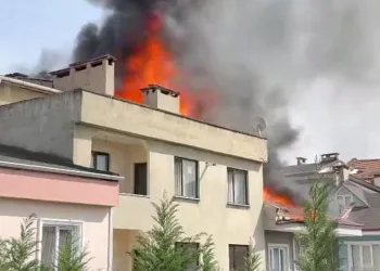 Bursa’da 3 katlı binanın çatısı alev alev yandı